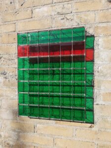 Metaal met donkergroen en rood transparant plexiglas