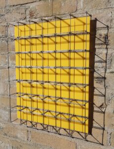 Metalen frame met geel plexiglas