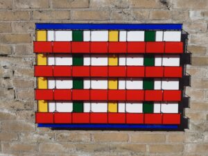 Metaal met blauw, rood, geel en groen