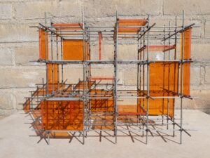 Metaal met oranje transparant plexiglas