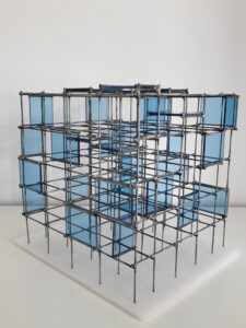 Metaal met lichtblauw plexiglas