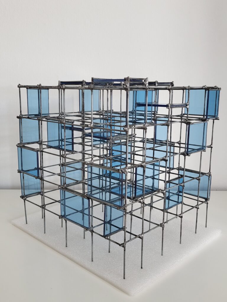 Metaal met hemelsblauw plexiglas