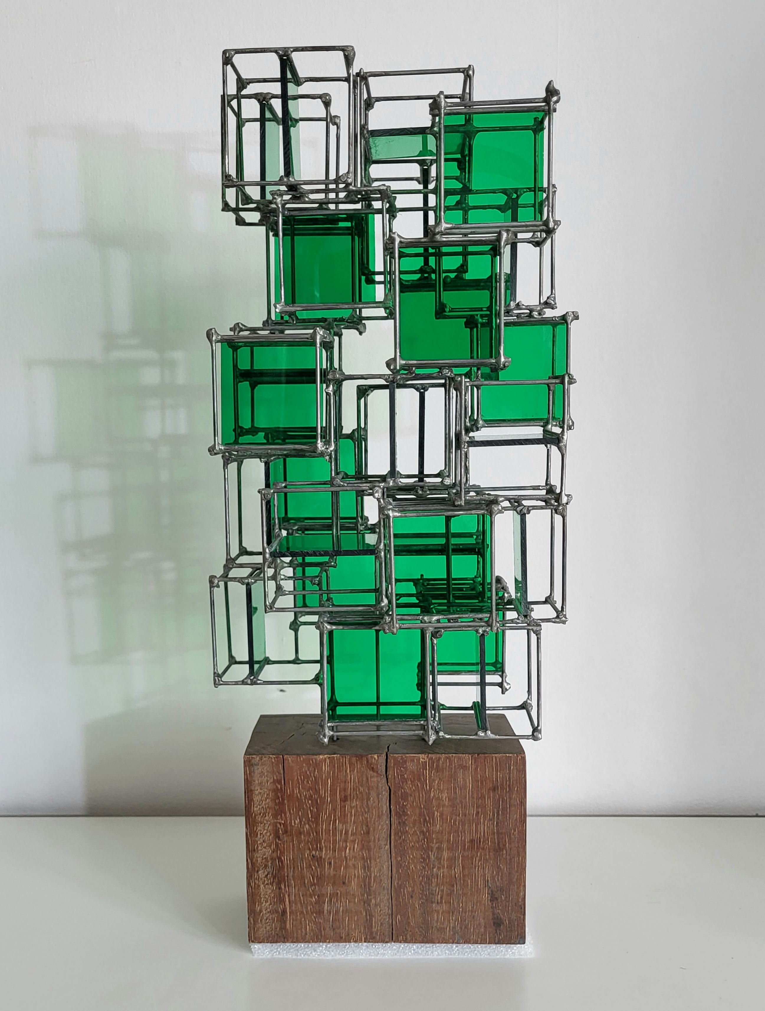 Metaal met groen transparant plexiglas