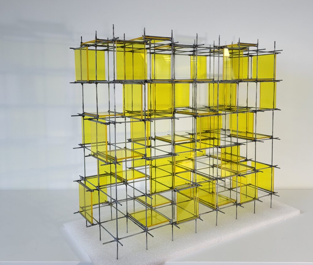 metaal met geel transparant plexiglas
