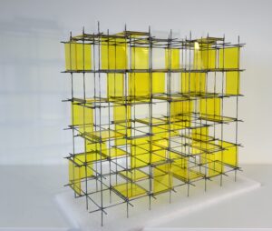 metaal met geel transparant plexiglas