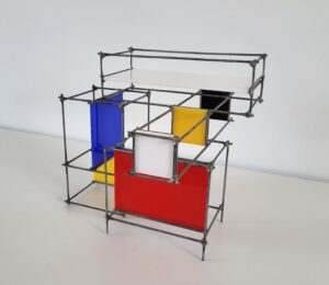 Metaal met rood, wit, zwart, blauw en geel.