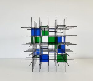 Metaal met donkerblauw en donkergroen transparant plexiglas